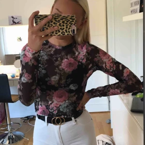  - Blommig tröja ifrån ginatricot