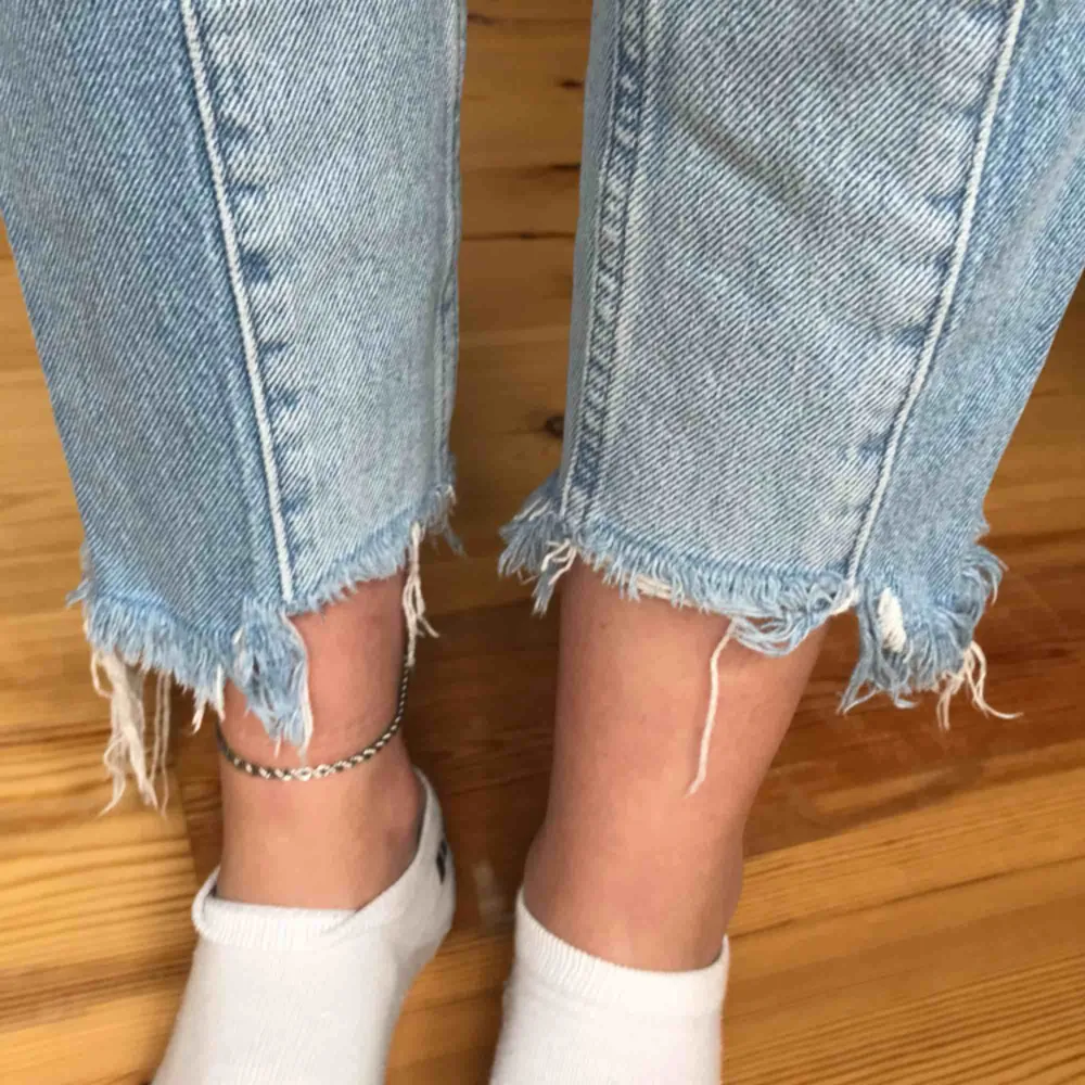 Blåa jeans från na-kd med coola detaljer. Nyskick och frakt tillkommer💓. Jeans & Byxor.