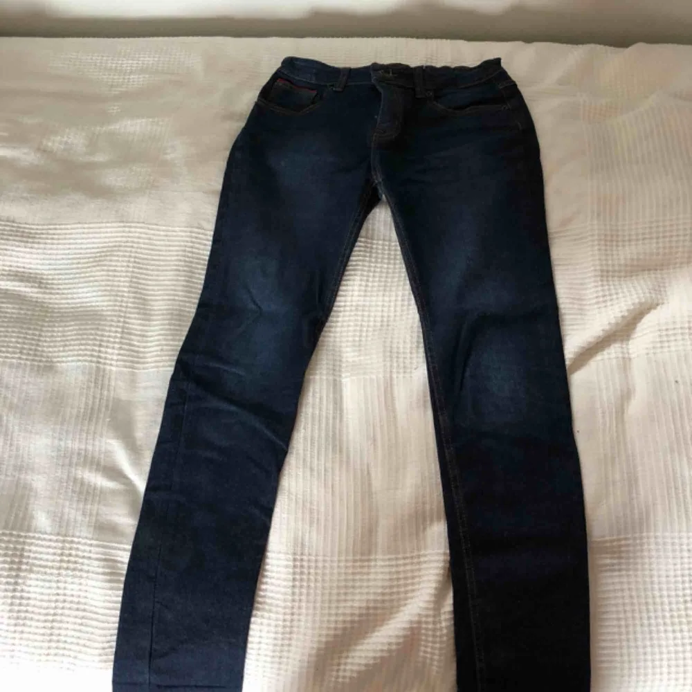 Ett par jätte fina Lyle&Scott jeans med tajt passform. Jeansen är en mörk blå färg men den blir ljusare in till mitten. Resårband i midjan så att dem  Kan passa nästan vem som helst.:). Jeans & Byxor.