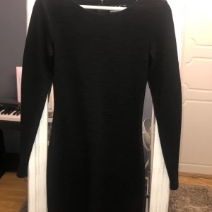 Klänning superdry  - Superskön klänning från superdry som tyvärr inte kommer till användning. Storlek S och sitter som på bilderna på mig som är 168 lång. Har superhäftigt mysigt material och ändå så snygg att den kan bäras på fest. Köparen står för frakt.