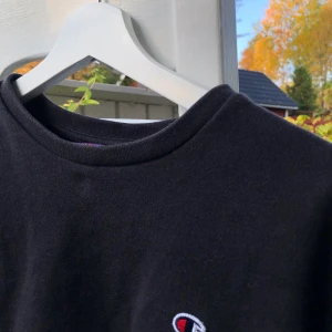 Champion sweatshirt  - Sweatshirt från Champion, storlek S. Inga anmärkningar i form av hål/slitningar/märken, dock något urtvättad, annars fin i skicket. 