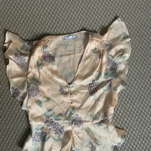 Blus  - Superfin blus från mango, finns inte kvar längre. Säljer för den är för liten för mig. Helt oanvänd och tror någon annan kommer få mer användning av den :)