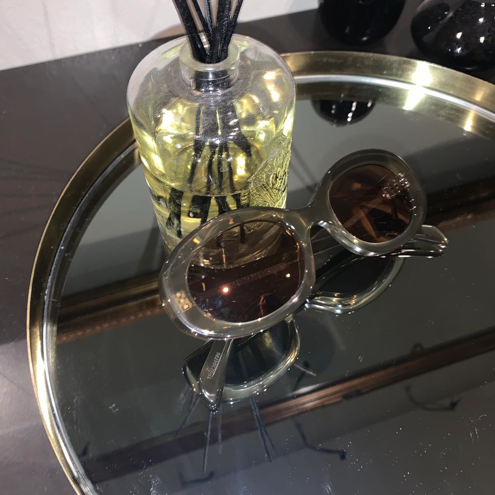 Ett par Celine solglasögon. Aldrig använda, säljer pga fick i present men kommer inte till användning. Fick de i en Prada box från affären när solglasögonen köptes. Köparen stor för frakt 63kr. NYPRIS 3500kr💕💕 BUDA!!!!💖💖🥂 kan gå ner i pris vid snabb affär.. Accessoarer.