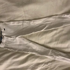 Ridbyxor  - Vita barnridbyxor i storlek 158/164 💕 Fint skick, endast använda på tävling! Säljer billigt ❤️ 25kr