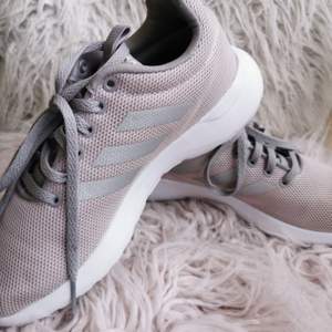 Lätt sko med cloudfoam-sula. Fint skick, använda ett fåtal gånger. Skon är dusty pink med gråa snören och detaljer. Supersköna att gå i! 
