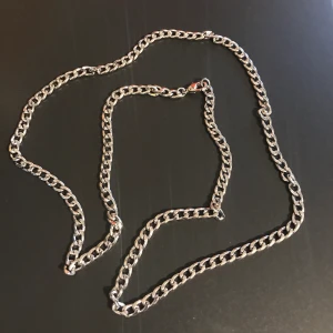 Kedja - En enkel kedja, 66 cm lång. Kan användas som halsband eller hängas som en kedja till byxor. Frakt är 11 kr. Buda i kommentarerna 😊 