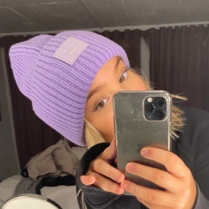 Mössa från Acne  - Ett statementpice, använt fåtal gånger. Inköpt i våras. Fint skick! Bud från 550kr! 