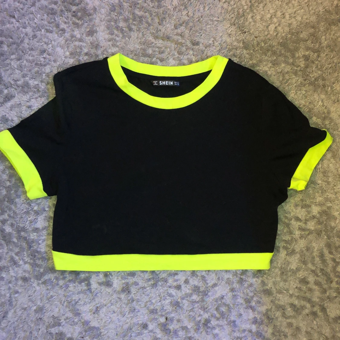 Svart croptop med gröna detaljer