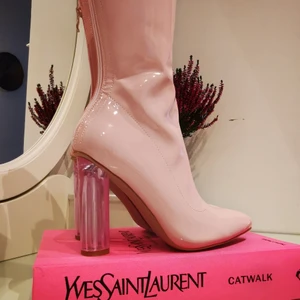 Ego ankle boots pointed hight heels KIM K STYLE/ KYLIE JENNER - Ett par rosa högklackade ankel stövlar i lack från Ego med perspex klackar som är köpta i England riktigt snygga till jeans, klänningar, hotpants, tights, sweat pant, mm. Helt nya I kartong i storlek 37 Först till kvarn!