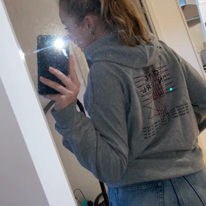 Grå hoodie  - Fin grå hoodie med coolt tryck på ryggen från NAKD 💗 använt några gånger, men säljer pågrund av att den inte används längre💗 köparen står för frakten
