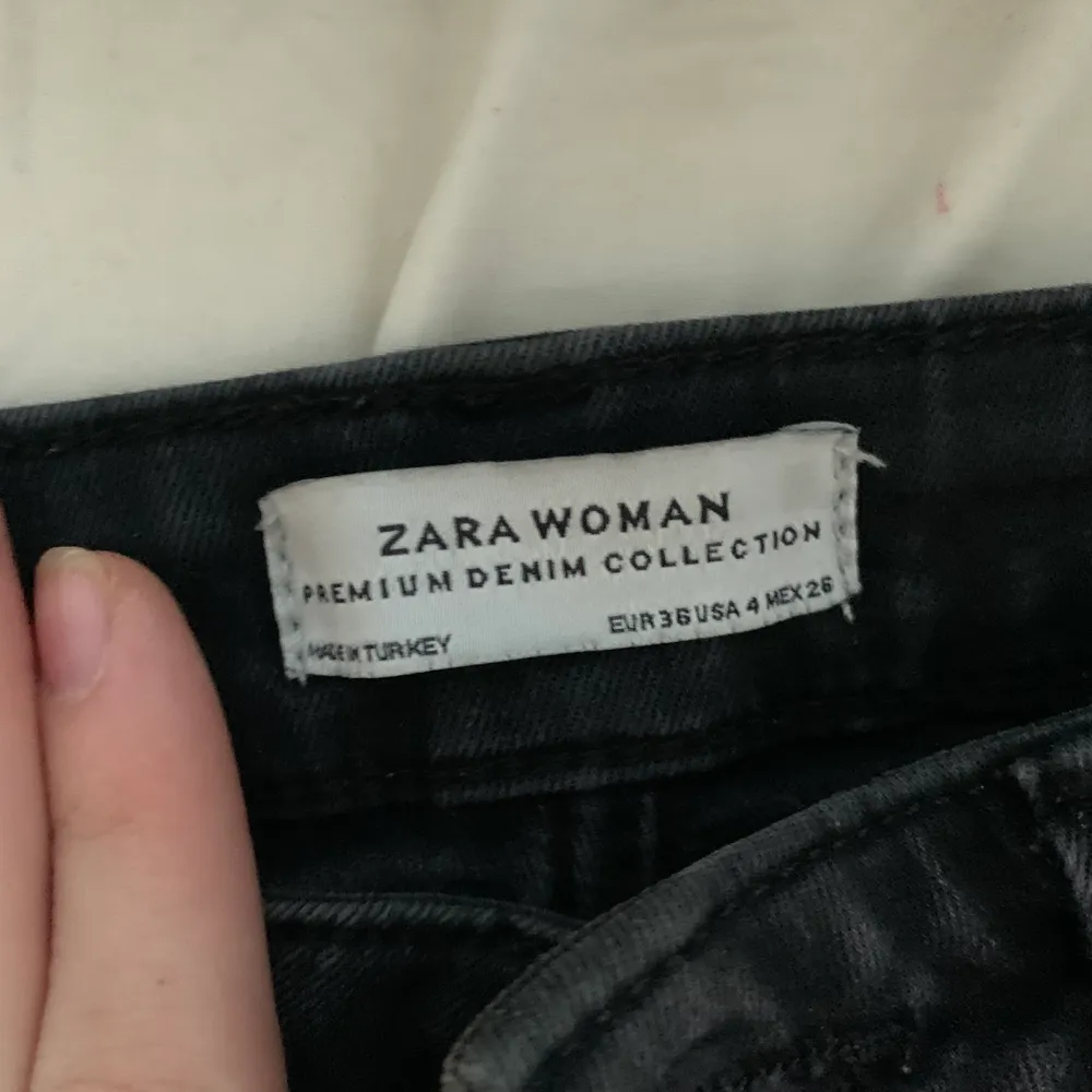 Svarta bootcut jeans från Zara som är aningen för korta för mig (har klippt hålen själv) . Jeans & Byxor.