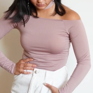 Tröja med choker, XS-S - Ljus rosa tröja med en choker från Bik Bok! Nyskick, använd 1 gång. Skönt stretchigt material. Passar både XS och S! Pris - 30kr, skriv vid frågor:)