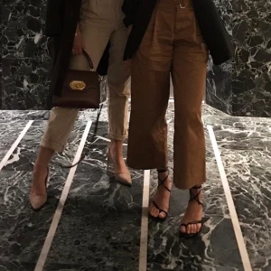 Byxor - Säljer nu byxorna till höger på bilden! Bra skick använder ej längre🤎