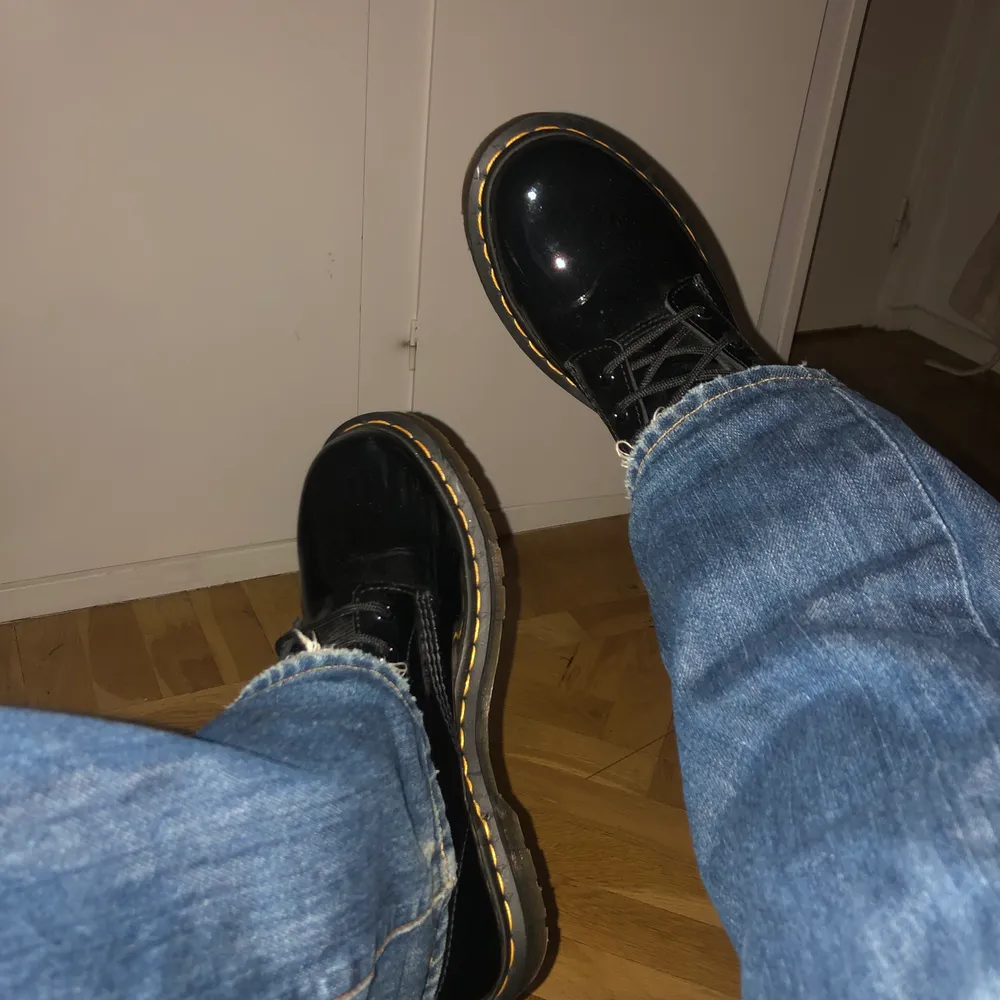 Jag säljer ett par glossy Dr. Martens! De är i princip oanvända. De har dock några få repor längs sidan (se bild 3). Jag köpte dem för 2000kr men säljer för 900kr! Jag kan mötas upp i Stockholm eller frakta (gratis frakt)!!!. Skor.