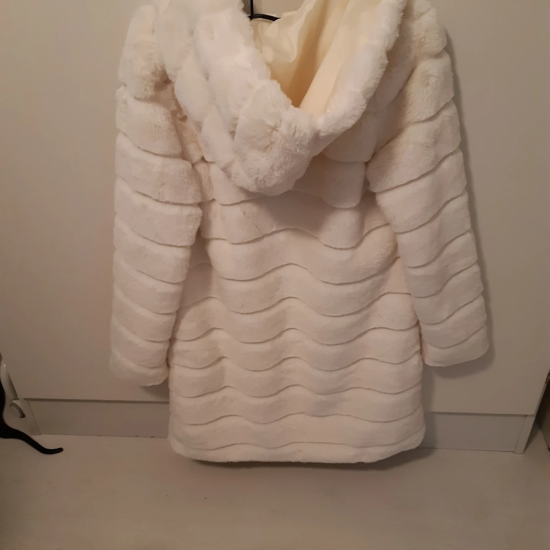 Helt ny vit kappa fuskpäls från Amisu  - 91