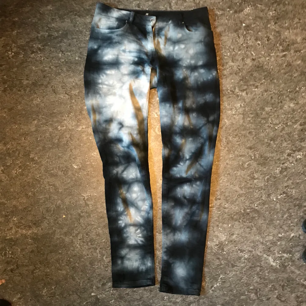 Ett par riktigt coola tie dye byxor, dom är ljusblåa, mörkblåa och vitt. Dom är från H&M och är storlek 38. Väldigt bekväm. Kan mötas upp i Stockholm eller posta. Frakt 66kr. Meddela mig om eventuella frågor . Jeans & Byxor.
