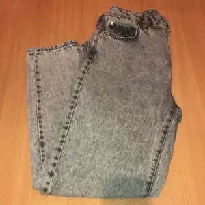 Gråa Mom jeans från Gina tricot storlek 40 men skulle säga att dem passar personer med 38, dem är använda ett fåtal gånger. Dem är i bra skick. Säljer dem för 300kr eller buda! Köparen står för frakten. Buda eller köp direkt för 300kr plus frakt! 