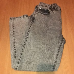 Mom Jeans  - Gråa Mom jeans från Gina tricot storlek 40 men skulle säga att dem passar personer med 38, dem är använda ett fåtal gånger. Dem är i bra skick. Säljer dem för 300kr eller buda! Köparen står för frakten. Buda eller köp direkt för 300kr plus frakt! 