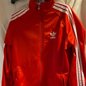Adidas kofta - En super fin Kofta ifrån adidas i stl S (passar xs-m med). Aldrig använd, så som ny( Spontanköp) , köpt för 600kr mitt pris 150kr+frakt💞
