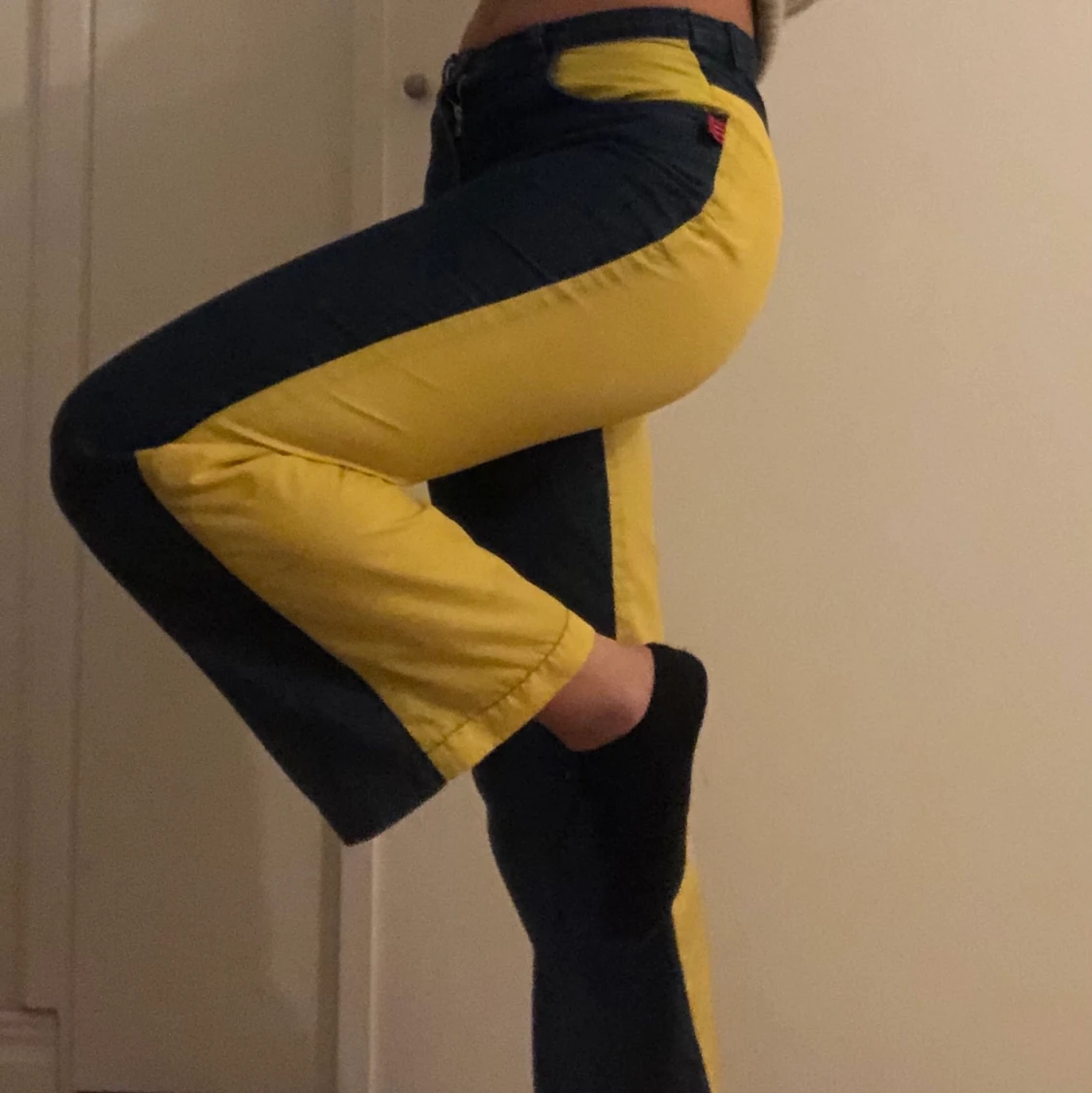 Coola blå och gula jeans! - 91