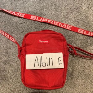 Röd Supreme bag ss18 - Röd Supreme bag ss18 