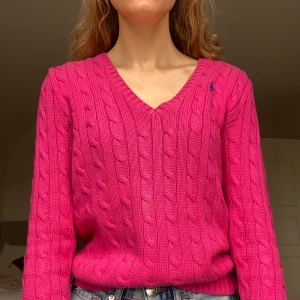 Rosa stickad Ralph lauren tröja.  - Superfin rosa stickad rahlflorentrlöja. Nästan aldrig använd och är i väldigt bra skick. Är i storleken XS men funkar även om man har S. Ordinarie pris ca 1000 kr. Säljes för 250 kr. Köparen står själv för frakten.