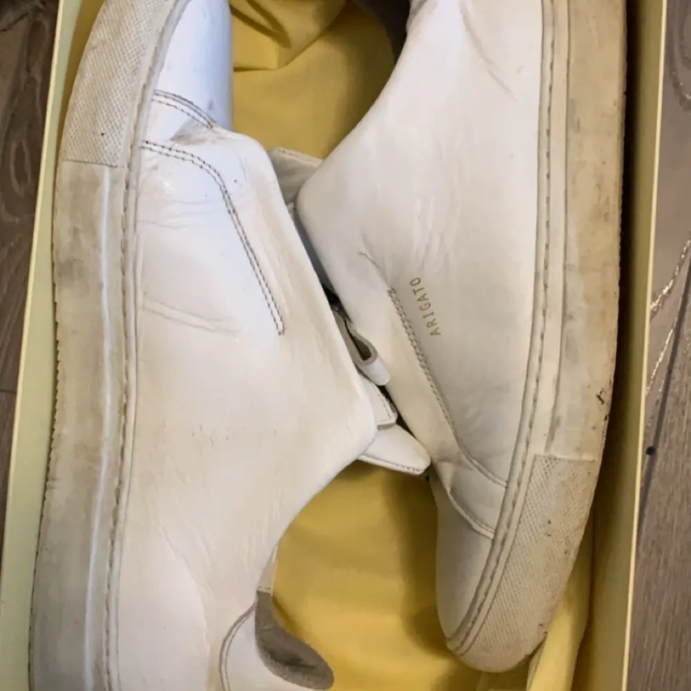Axel Arigato skor i storlek 43 riktigt snygga vita, de är bara smuts på bilderna så dom är 9/10 skick. Skor.