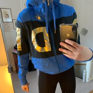 Sweatshirt från hm, strl m💕🤯🤯 - Säljer denhär sweatshirten från hm:s hästkollektion och säljer eftersom jag aldrig riktigt varit en hästtjej men är sjukt cool ändå🤩💕💕💕