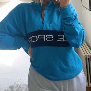 Tröja - Tröja köpt secondhand i storlek M/L och sitter därför oversized på någon som är xs-m! Väldigt bra skick