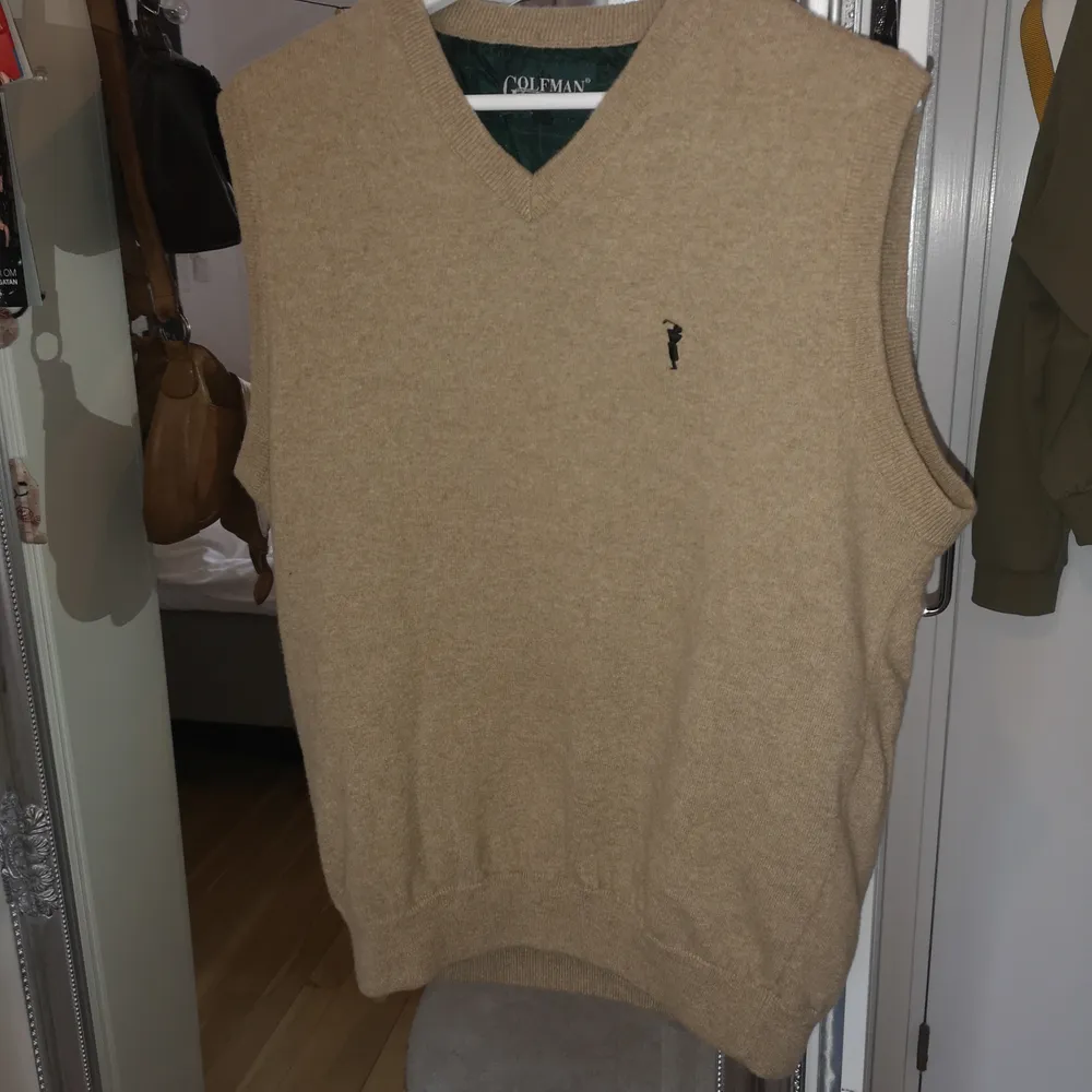 Snygg beige väst, köpt secondhand . Övrigt.