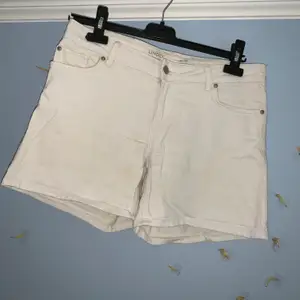 Sköna vita shorts i jeanstyg från Lindex. Fläckar fram som troligen går bort i tvätten, jag ska kolla. God kvalitet. Skriv för fler bilder. Möts upp i Falun eller skickar om du betalar frakten✌🏻