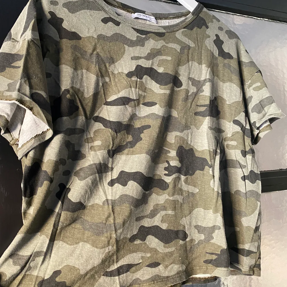 T-shirt från Zara i camouflage, använd men i bra skick. . T-shirts.