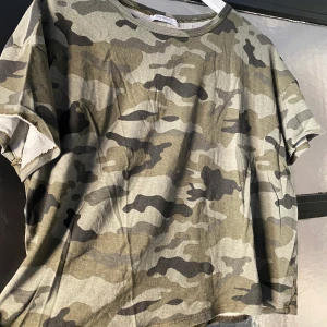 T-shirt från Zara  - T-shirt från Zara i camouflage, använd men i bra skick. 