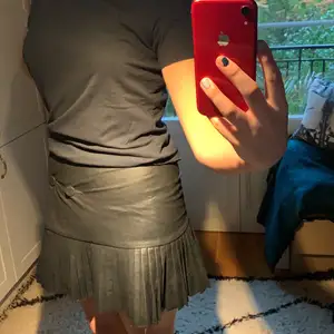 Så fin kjol från Zara i skinnimitation med knappar🥰 Kjolen har blivit lite för kort för mig, är i storlek S och använd runt 1-2 gånger!😁😁