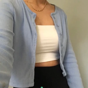 Lånade bilder - ”LÅNADE BILDER!” Säljer denna jätte snygga kofta från ZARA, i storlek L men sitter lite mer som en M. Frakt ingår inte!! Bud i kommentarerna och kom privat för flera bilder!!