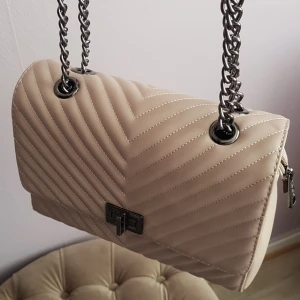 Handväska mellanstor. - En beige/rosa handväska med mycket utrymme inne i. Använt några gånger så den är som ny. Utbudet börjar på 100 kr