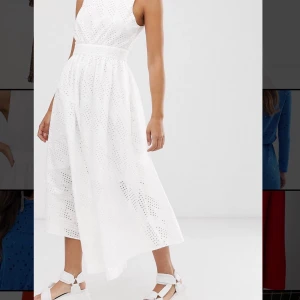 Cool klänning! - Sitter fint, ger mycket fin figur! Använt den 2 gånger, vitt är inte riktigt min färg så det blir att jag inte använder den.. nypris 1000kr