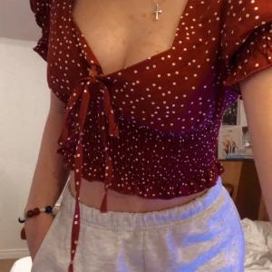 Gullig topp! - Jätte gullig prickig topp från shein, i fin höstlig färg! 💕 