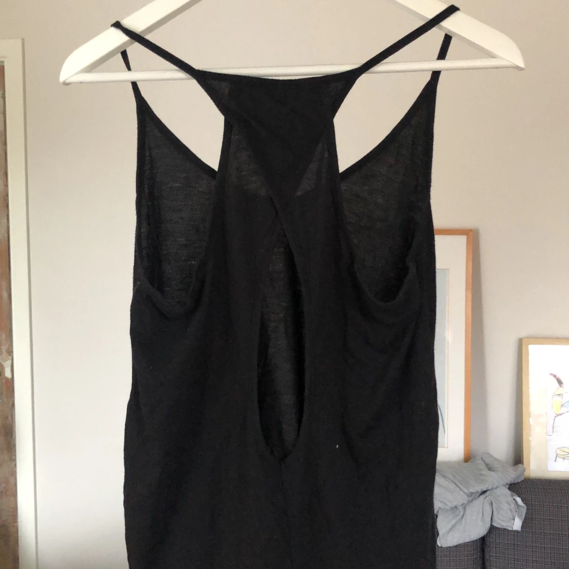 Sött svart linne med hål i ryggen stl. xs/s - 90