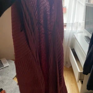 Tröja  - En kofta eller vad man ska säga i stolek 40-42. Aldrig använd då jag inte tycker om sånnahär , de sån som bara går och dra över sej 