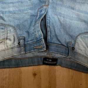 Byxor  - Ett par jeans som e i stolek 40 som ja kanppt använt då ja inte tycker om att de blir ljusare på benen . Annars väldigt fina 