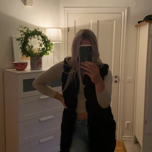 Svart päls väst - Säljer denna fina väst pågrund av jag bytt stil. Använd fåtal gånger förra hösten. Stolek S men passar även M. Köpt för 800 men säljer den för 200