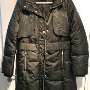 Guess jacka - Mörkgrön jacka med guldfärgad dragkedja. Aldrig använd. 