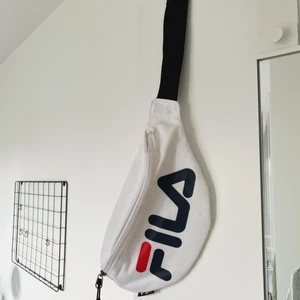 FILA FANNY PACK - Fila fanny pack. Trendig midjeväska från FILA. Felfri och i nyskick, aldrig använd. Inköpt för 200kr.