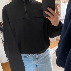 Sweatshirt zip black  - Säljer denna sweatshirt från Weekday pga av inte används. Inköpt förra året. Storlek hem men känns som XS/S Vid flera intresserade så blir det budgivning. Skriv privat vid intresse. 💓 (köparen står för frakt) 