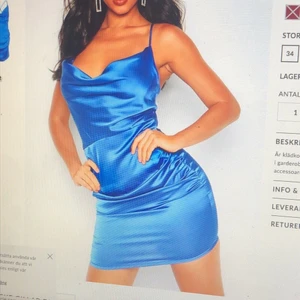 Jättevacker blå satinklänning - Aldrig använd, prislapp kvar. Från Boohoo. Köpt för 450kr