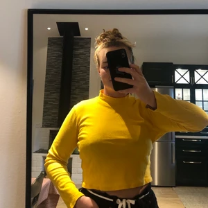 Bikbok croppad polo - Croppad polo från Bikbok i den härligaste gula färgen😍 🍋 95% bomull 5% elastan 🍋 bra begagnat skick, något lös i kragen (se bild) 🍋 pris: 20