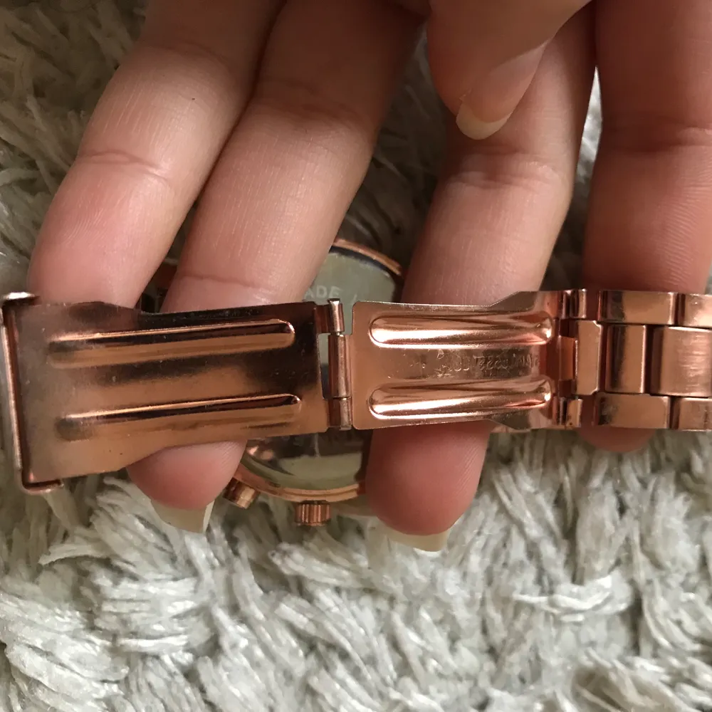 Jättefin klocka i rosé guld som ej kommer till användning. Klockan kom med extra länkar på, därför är armbandet väldigt stor just nu, men dessa kan enkelt plockas av. Behöver batteribyte. Därav lågt pris. Frakt tillkommer :). Accessoarer.