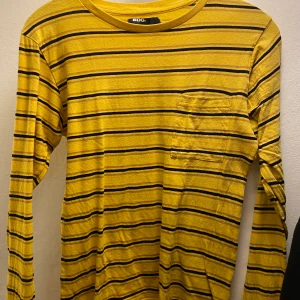 Gul randig långärmad  - Bra skick. köpt i london