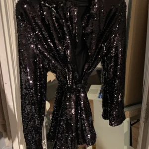 Glitter blazer nakd  - Glitter blazer från nakd. Använd en gång på nyår. Nypris ca 600